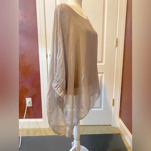 El Mar Silk Taupe Top with Vicose Shell beneath - Picture 4 of 4